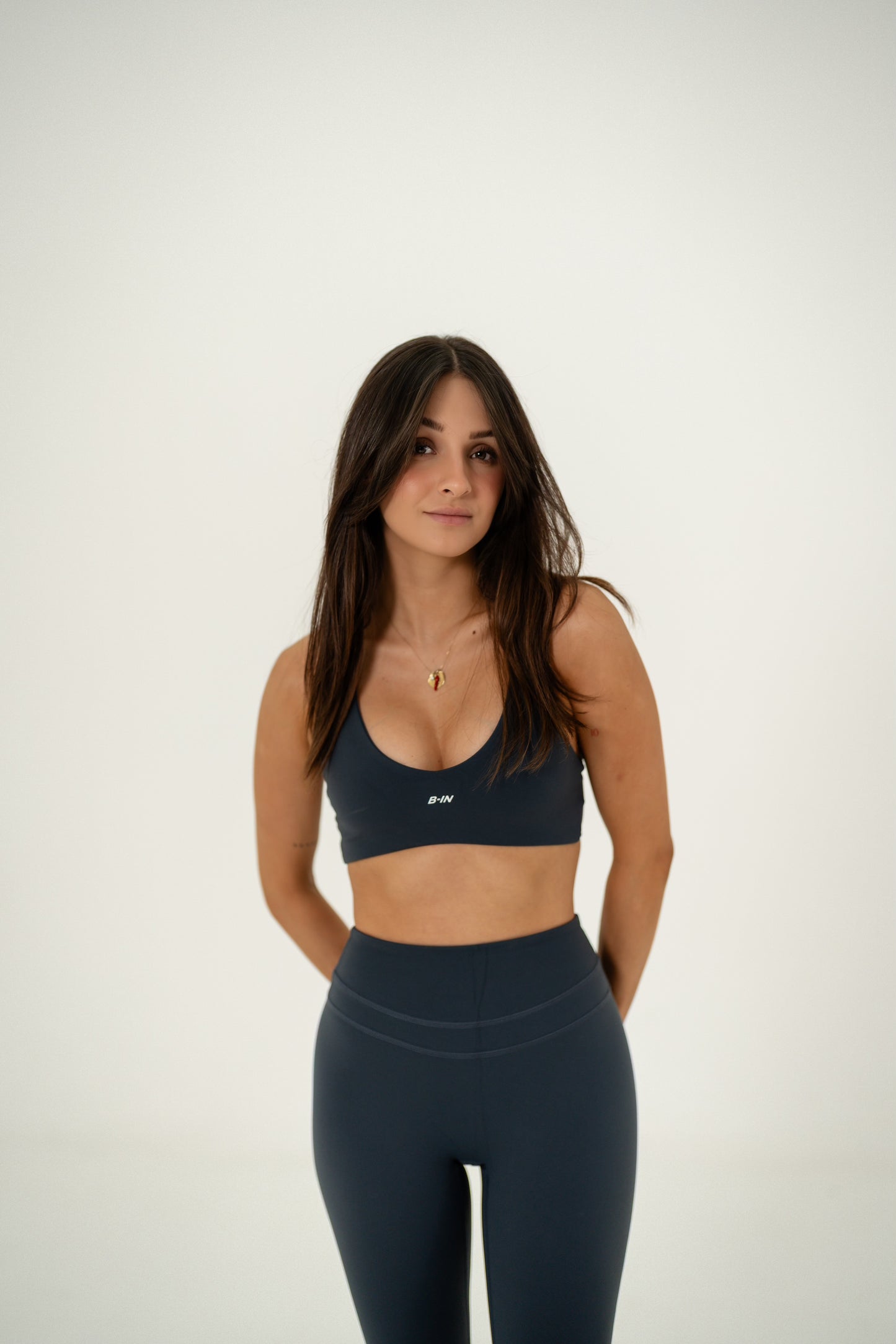 CONJUNTO. LEGGINGS Y TOP GRIS.