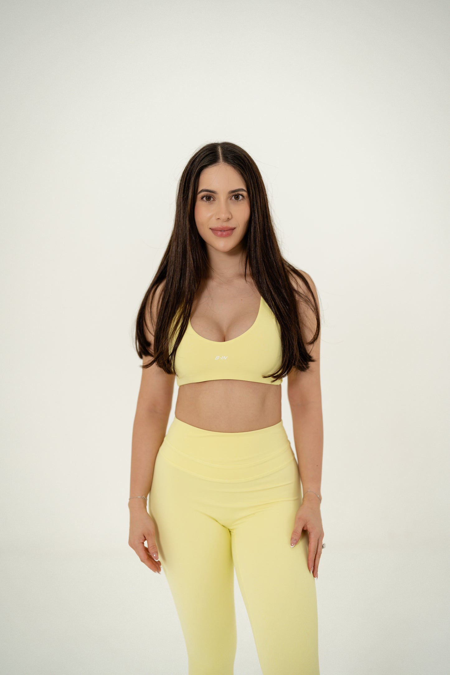CONJUNTO. LEGGINGS Y TOP AMARILLO.