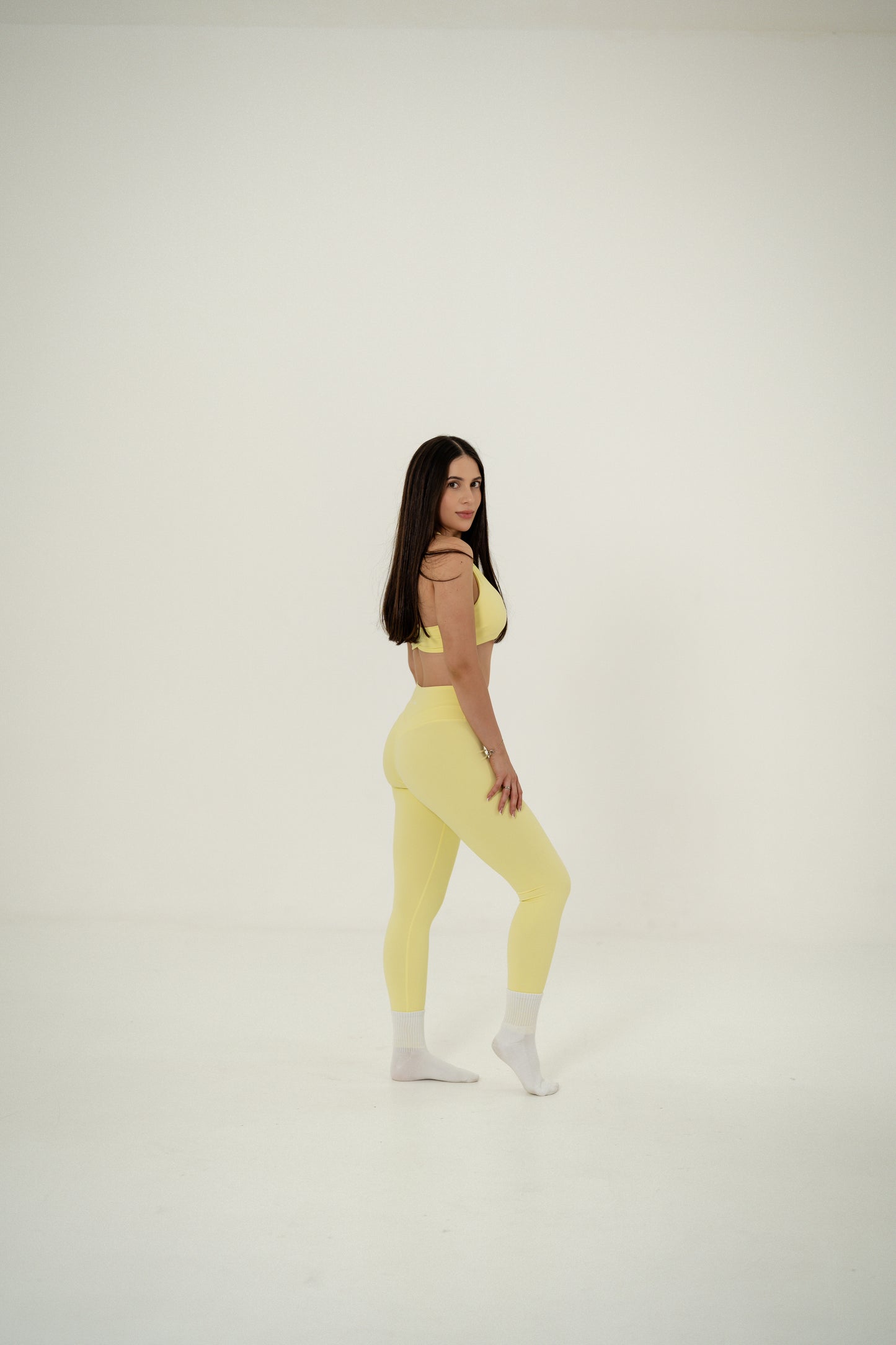 CONJUNTO. LEGGINGS Y TOP AMARILLO.