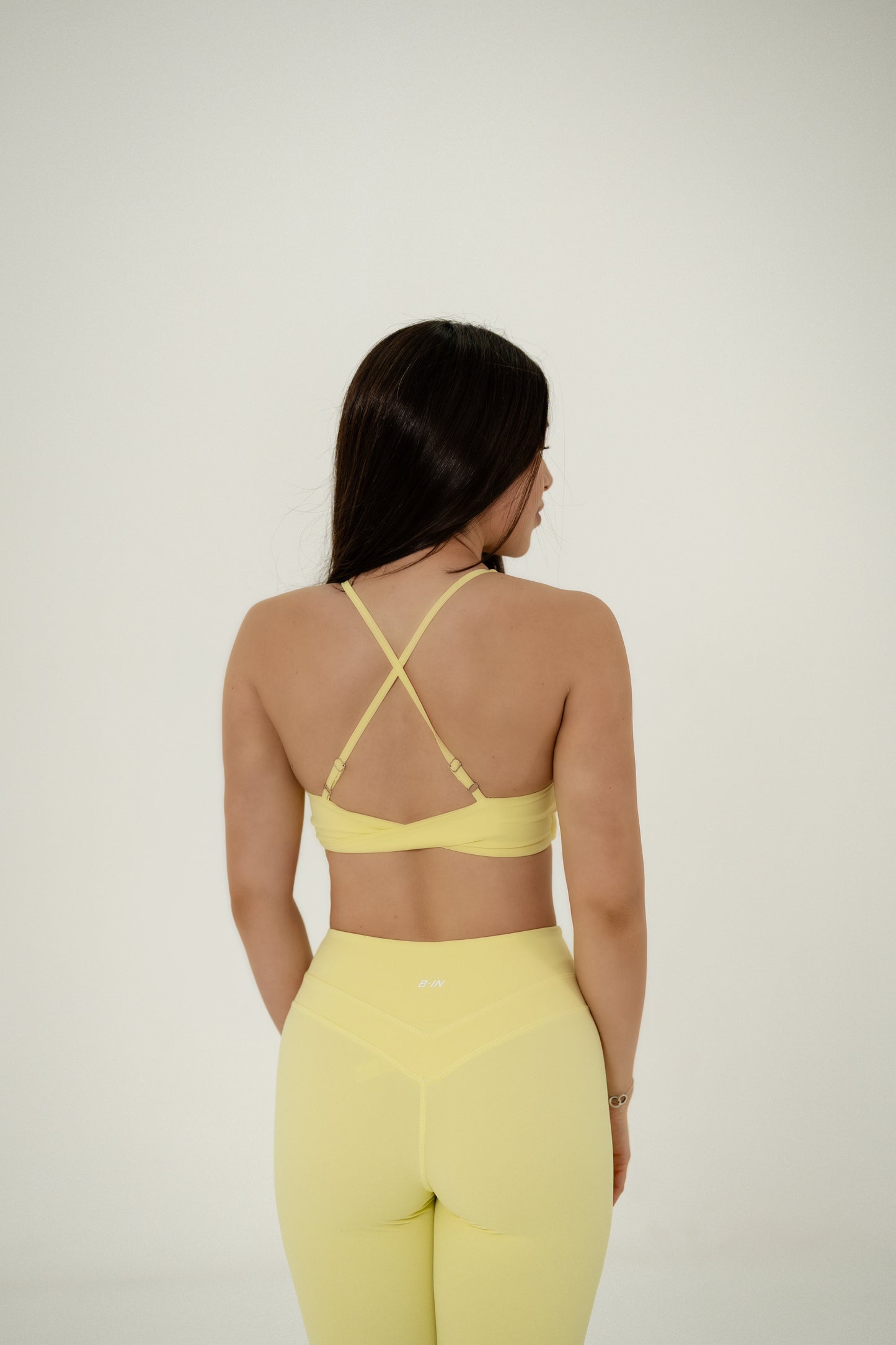 CONJUNTO. LEGGINGS Y TOP AMARILLO.