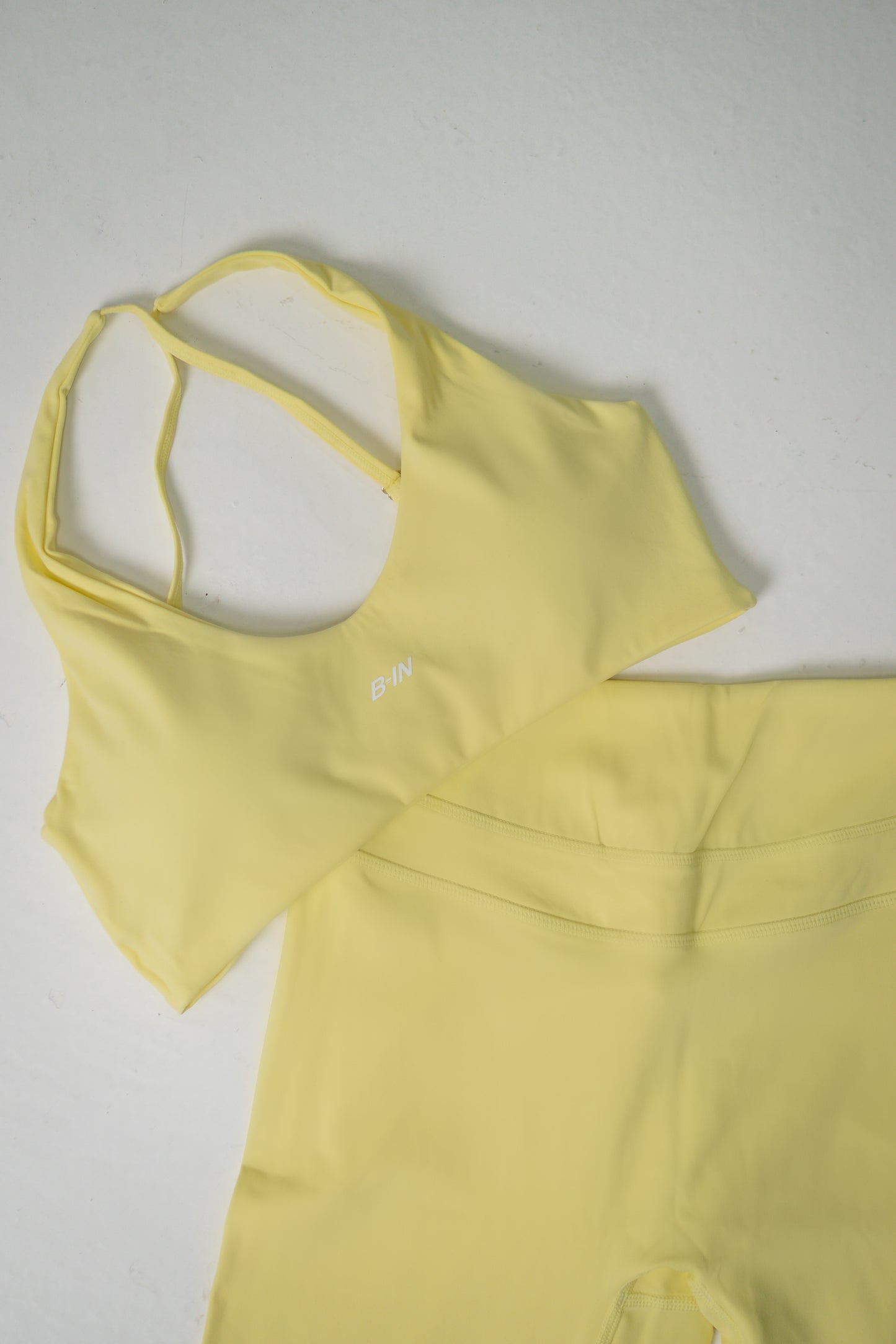 CONJUNTO. LEGGINGS Y TOP AMARILLO.