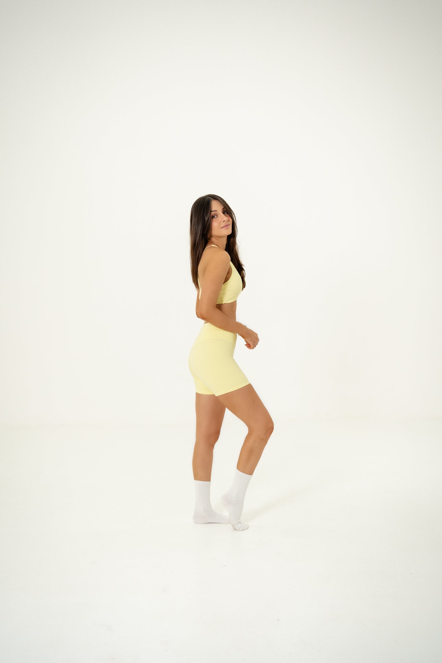 CONJUNTO. SHORTS Y TOP AMARILLO.