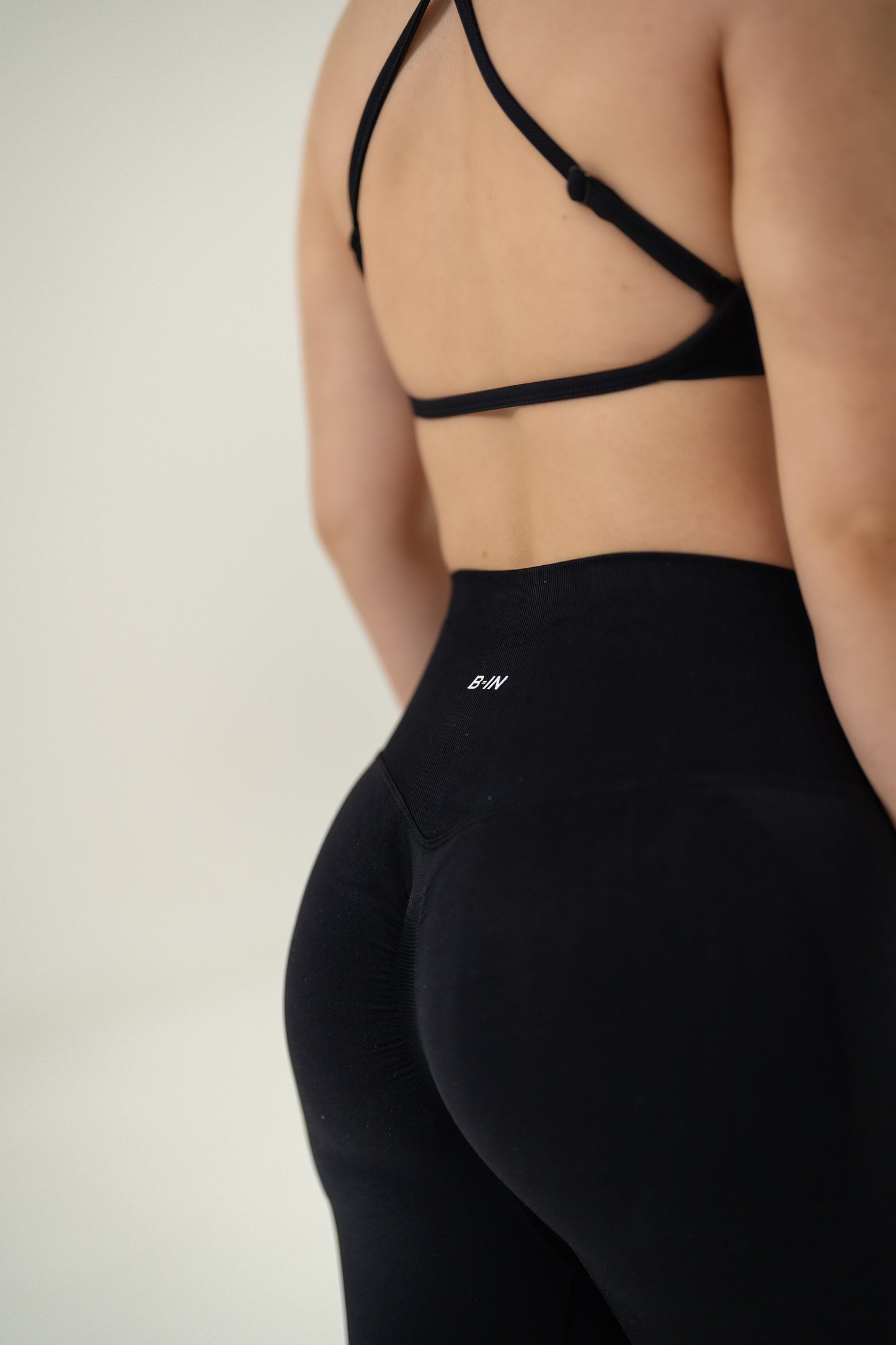 CONJUNTO / LEGGINGS Y TOP SIN ESPALDA NEGRO
