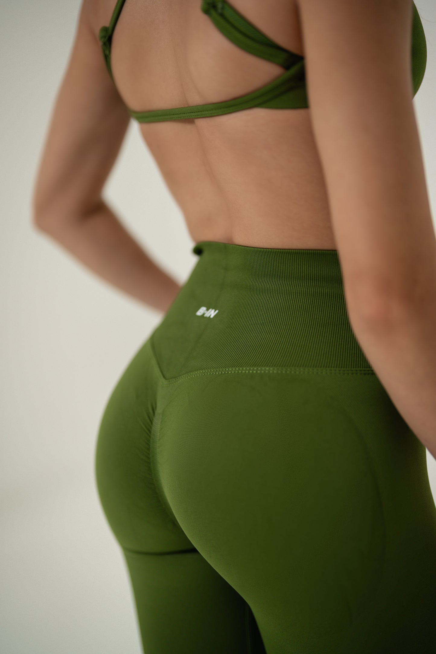 CONJUNTO / LEGGINGS Y TOP SIN ESPALDA VERDE