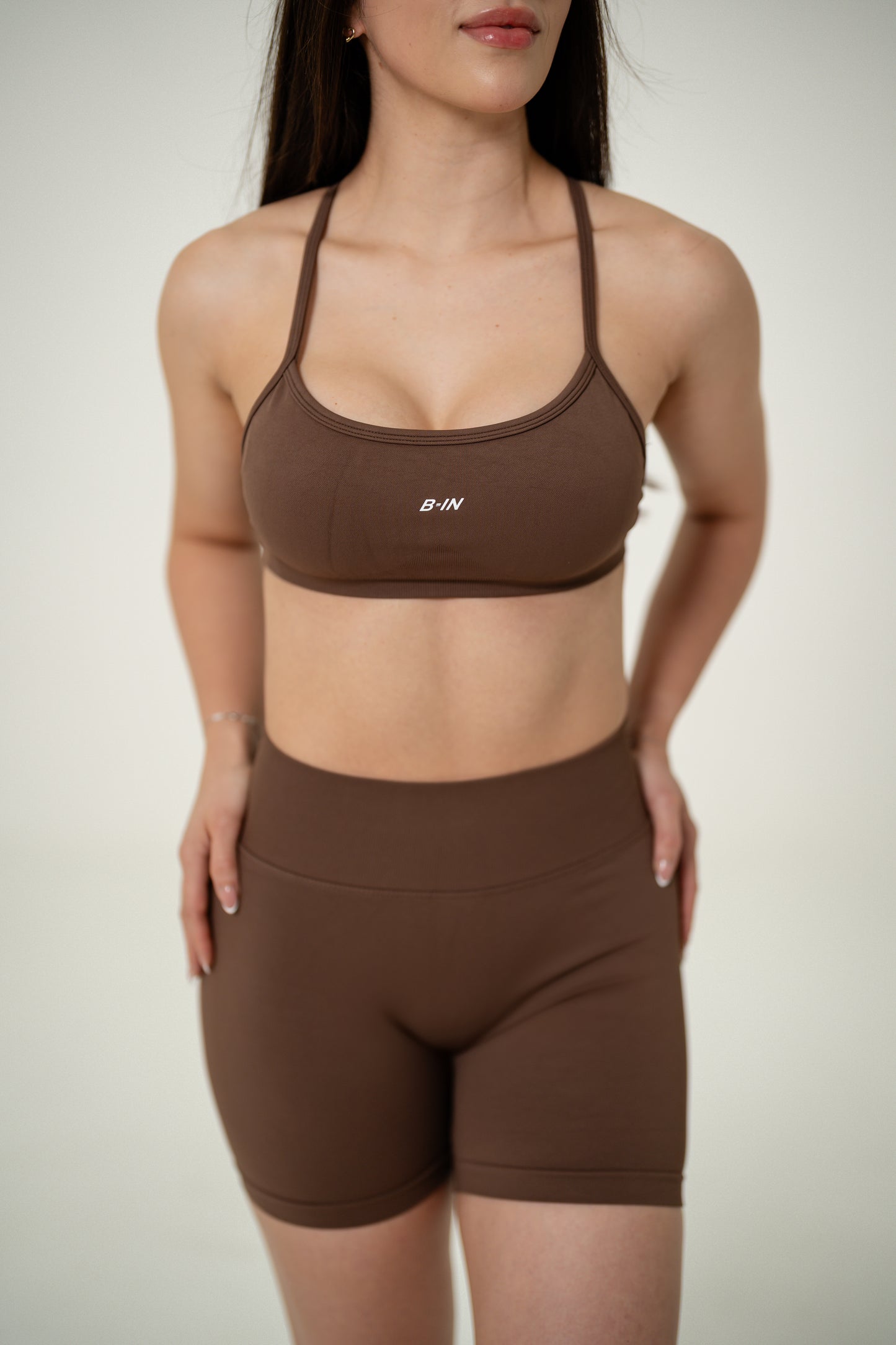 CONJUNTO / SHORTS Y TOP SIN ESPALDA CAFÉ