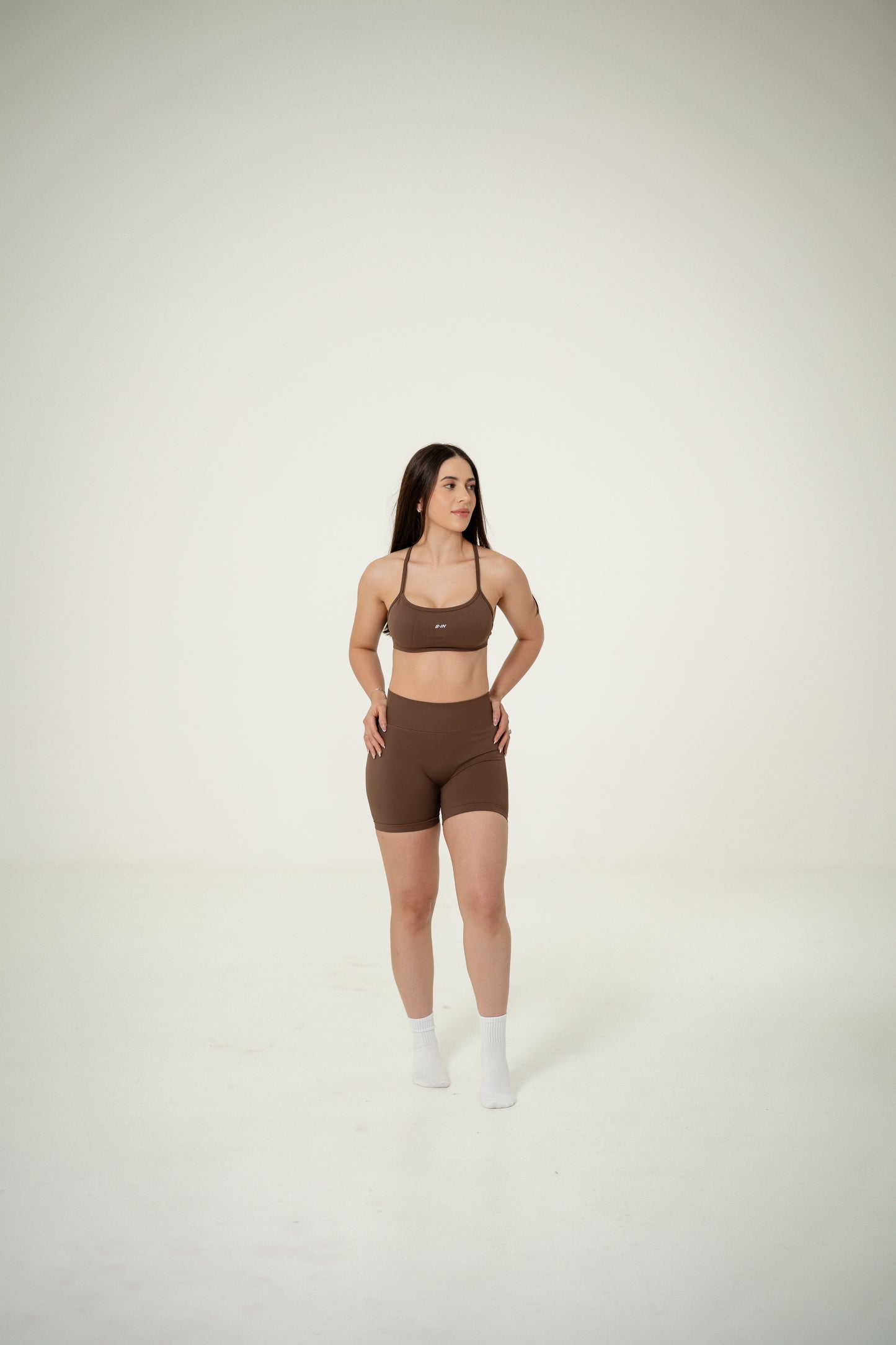 CONJUNTO / SHORTS Y TOP SIN ESPALDA CAFÉ