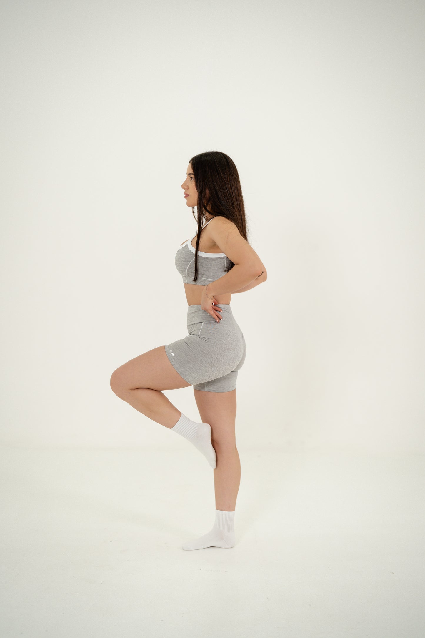 CONJUNTO SHORTS Y TOP GRIS