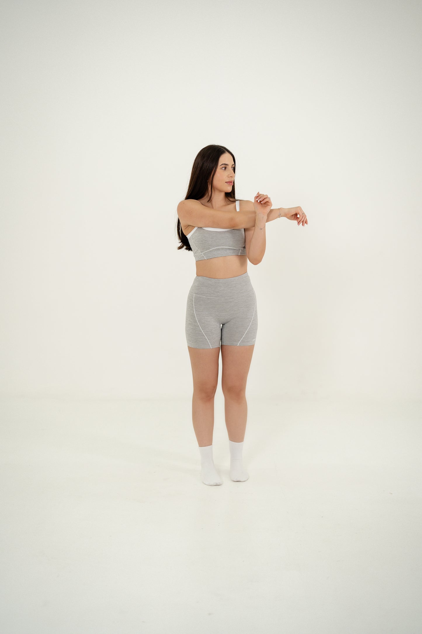 CONJUNTO SHORTS Y TOP GRIS
