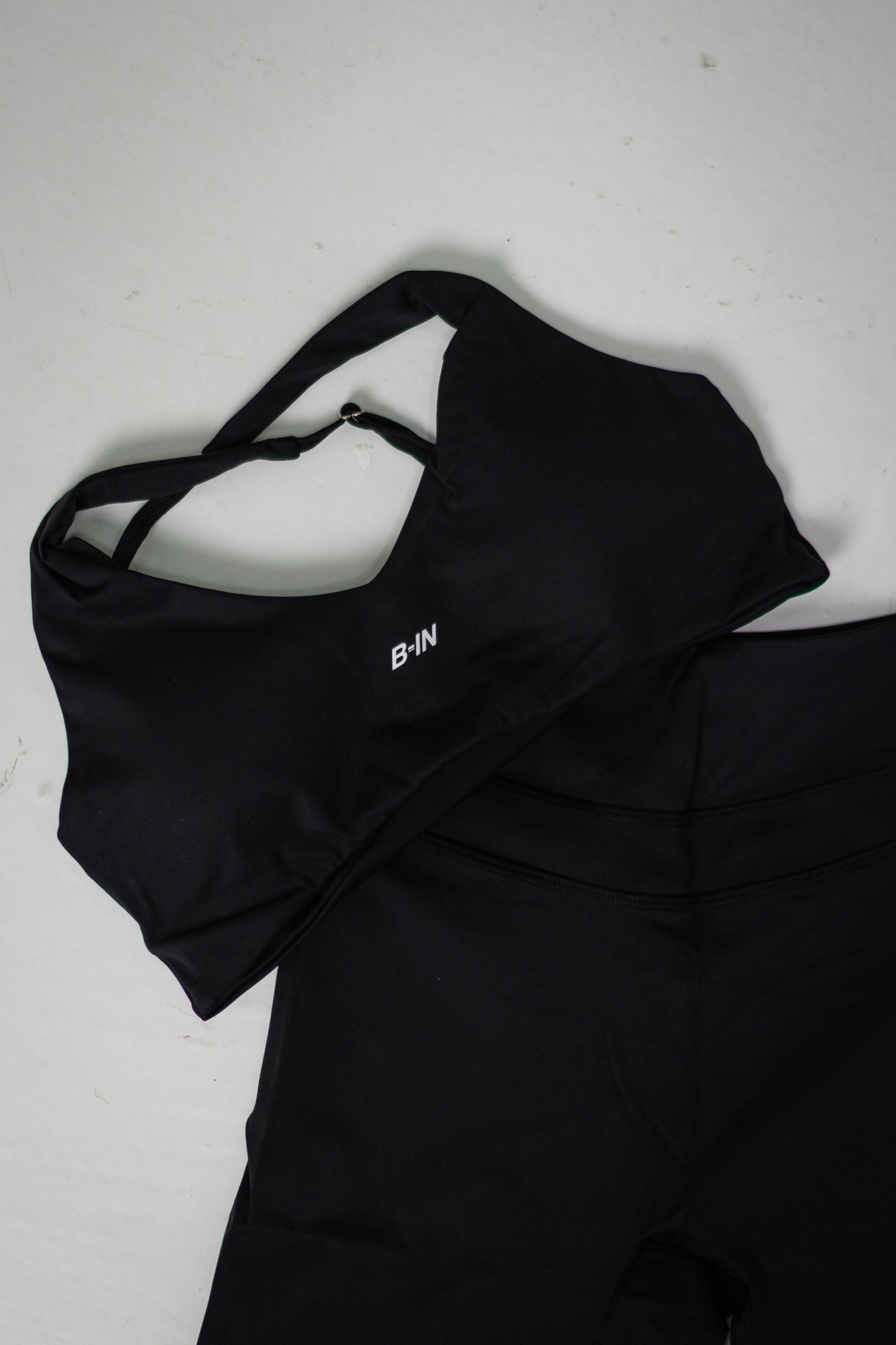 CONJUNTO. LEGGINGS Y TOP NEGRO.