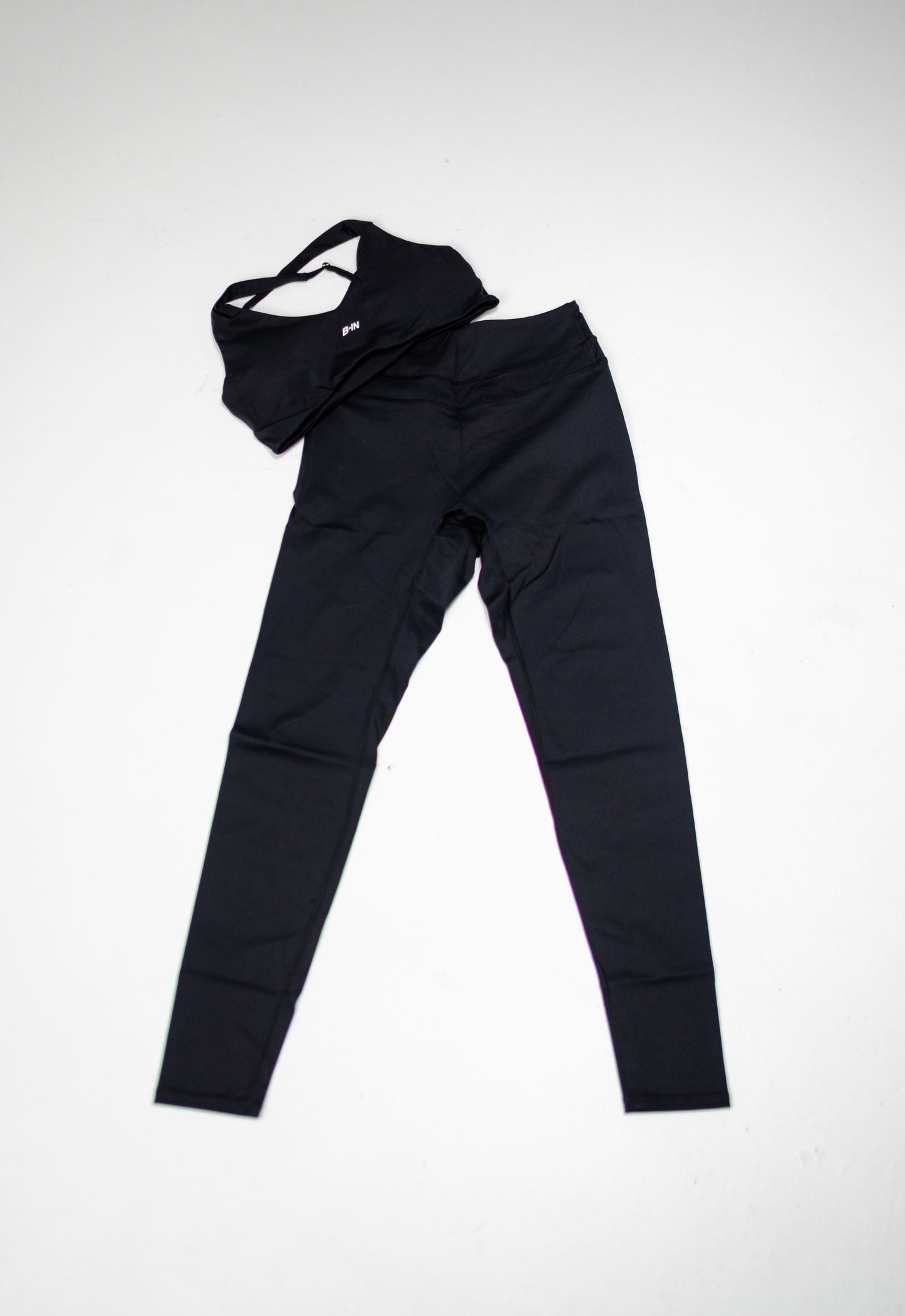CONJUNTO. LEGGINGS Y TOP NEGRO.
