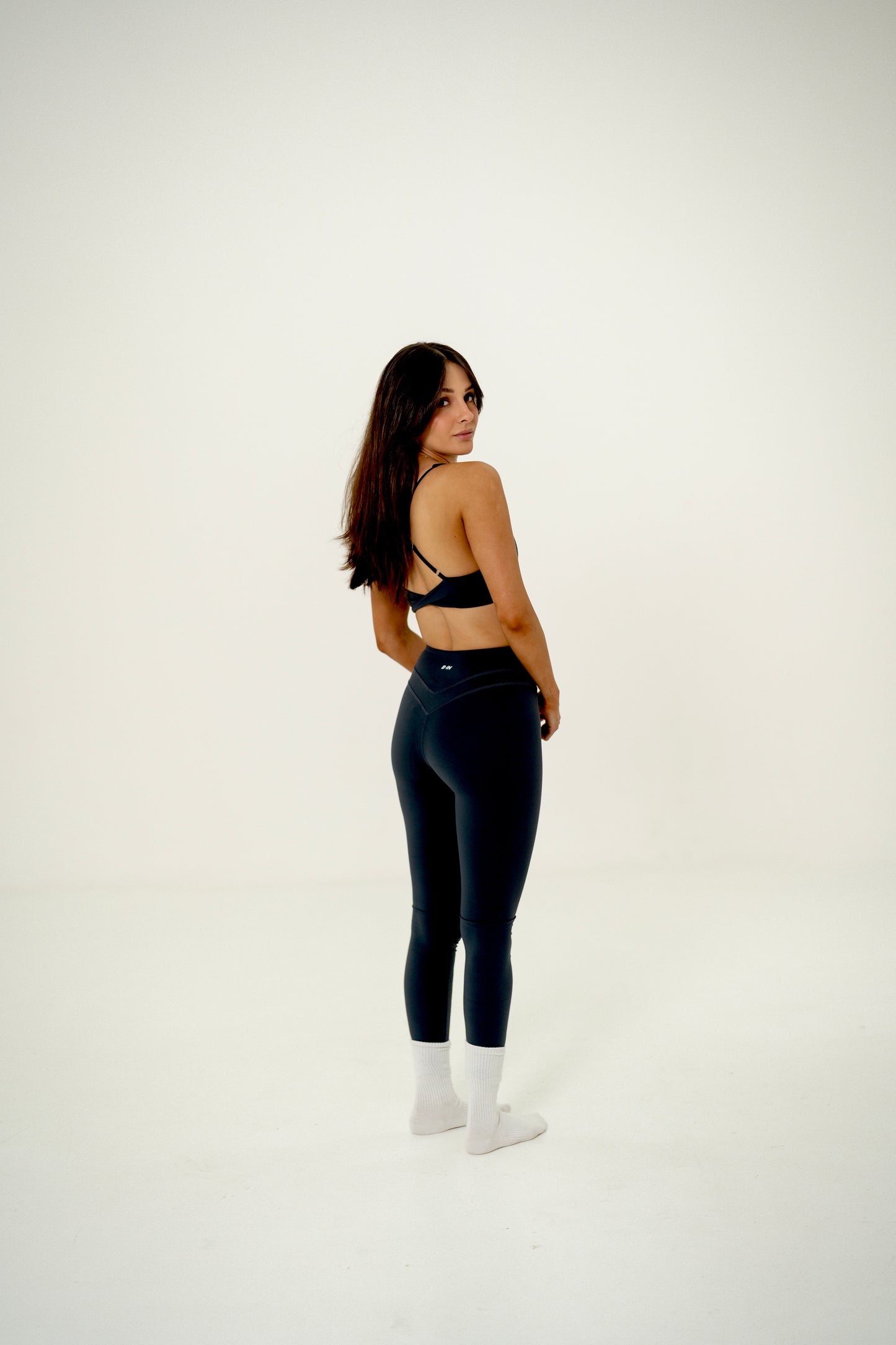 CONJUNTO. LEGGINGS Y TOP NEGRO.