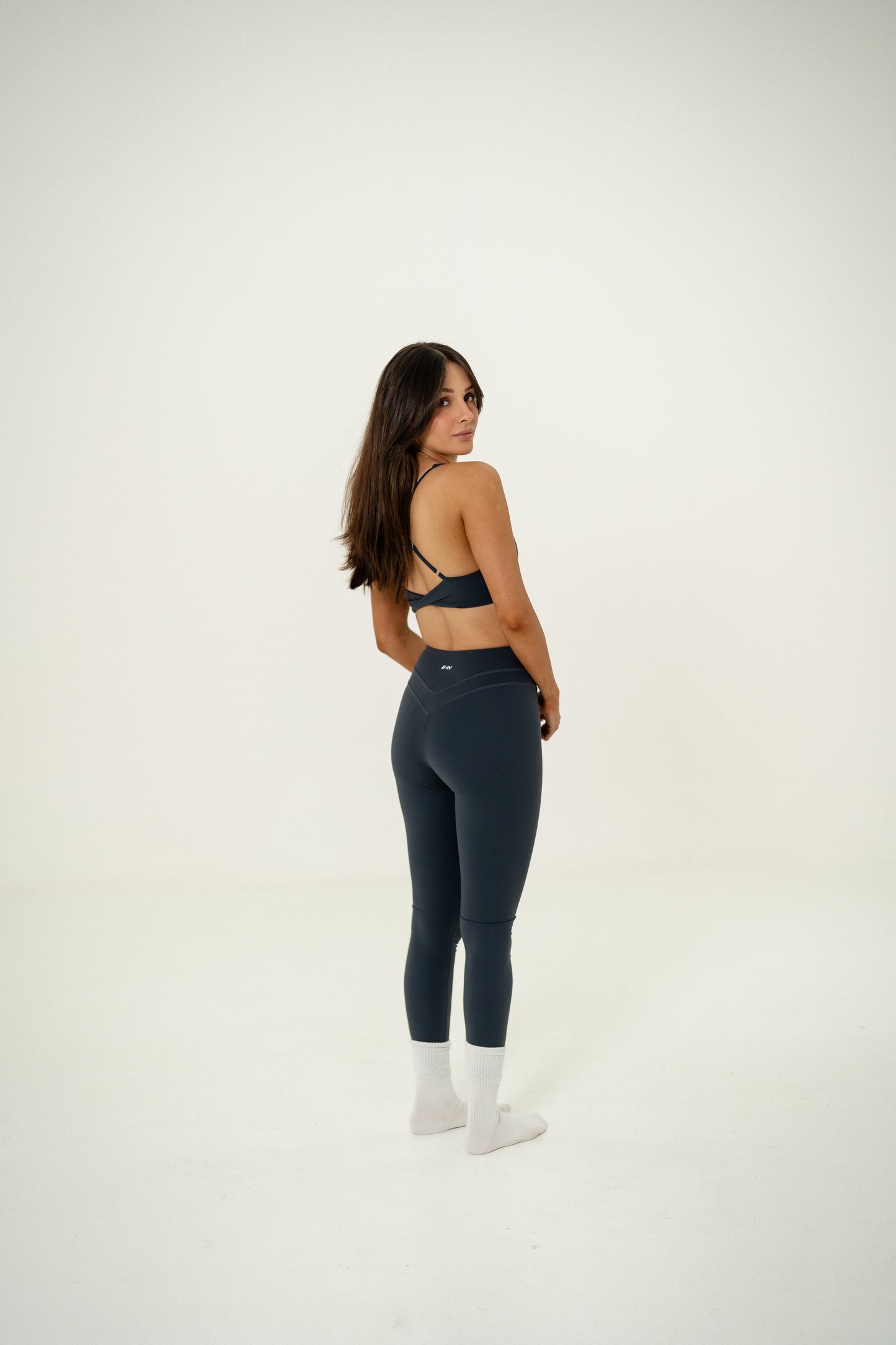 CONJUNTO. LEGGINGS Y TOP GRIS.