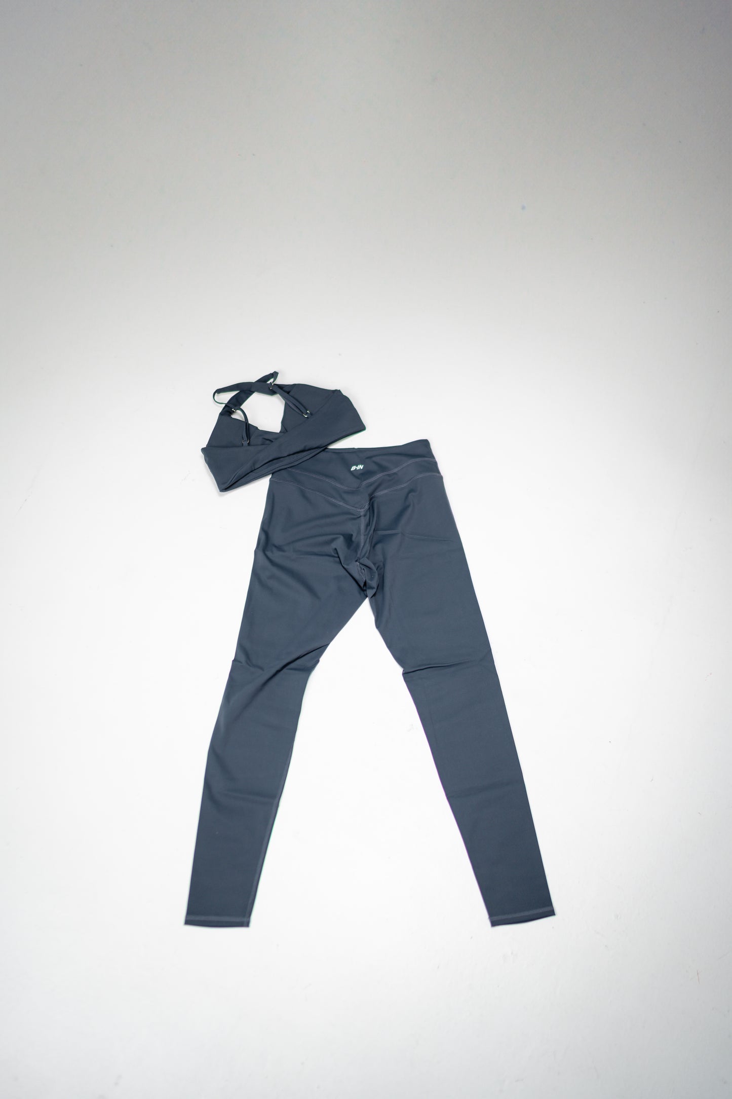 CONJUNTO. LEGGINGS Y TOP GRIS.