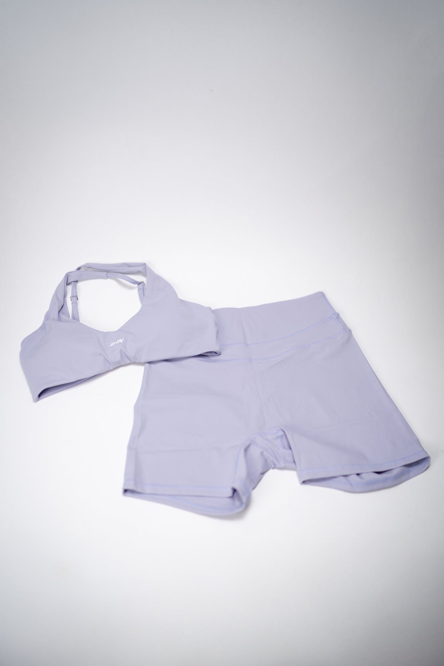 CONJUNTO. SHORTS Y TOP LILA.