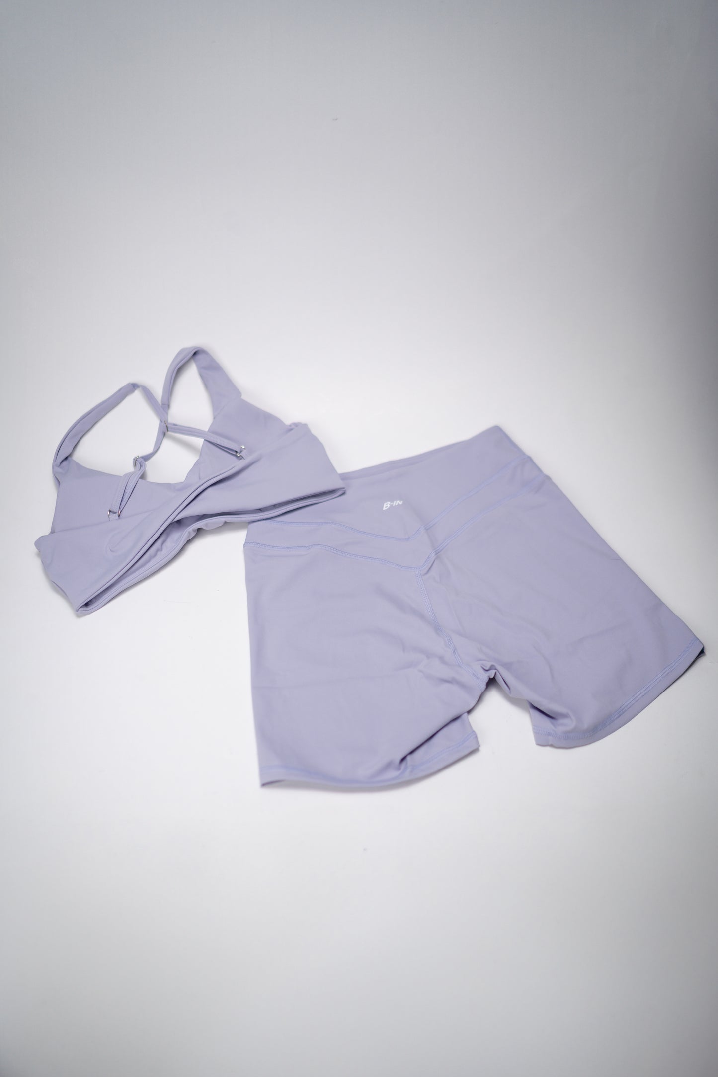 CONJUNTO. SHORTS Y TOP LILA.