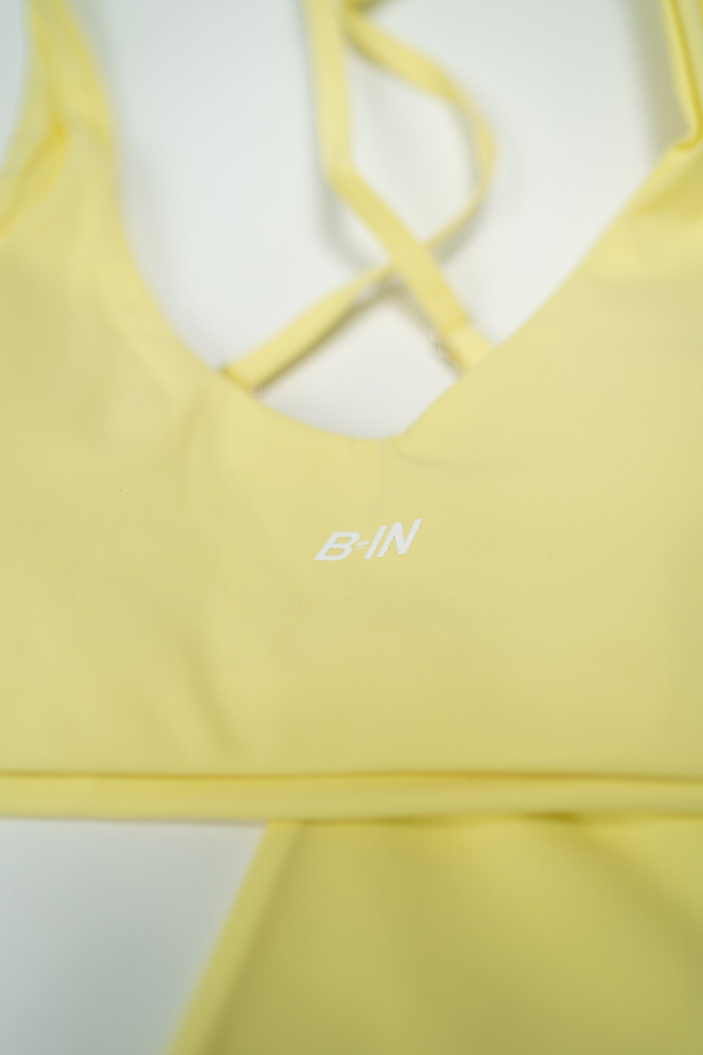 CONJUNTO. SHORTS Y TOP AMARILLO.