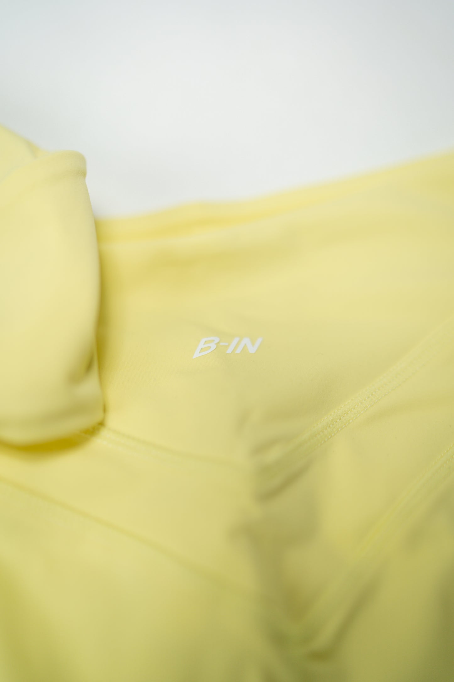 CONJUNTO. SHORTS Y TOP AMARILLO.