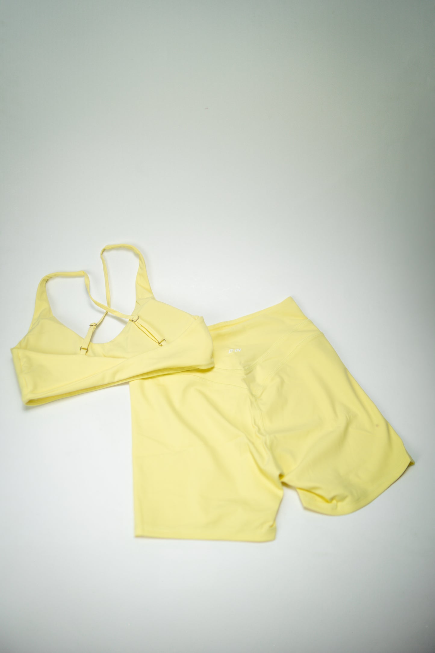 CONJUNTO. SHORTS Y TOP AMARILLO.
