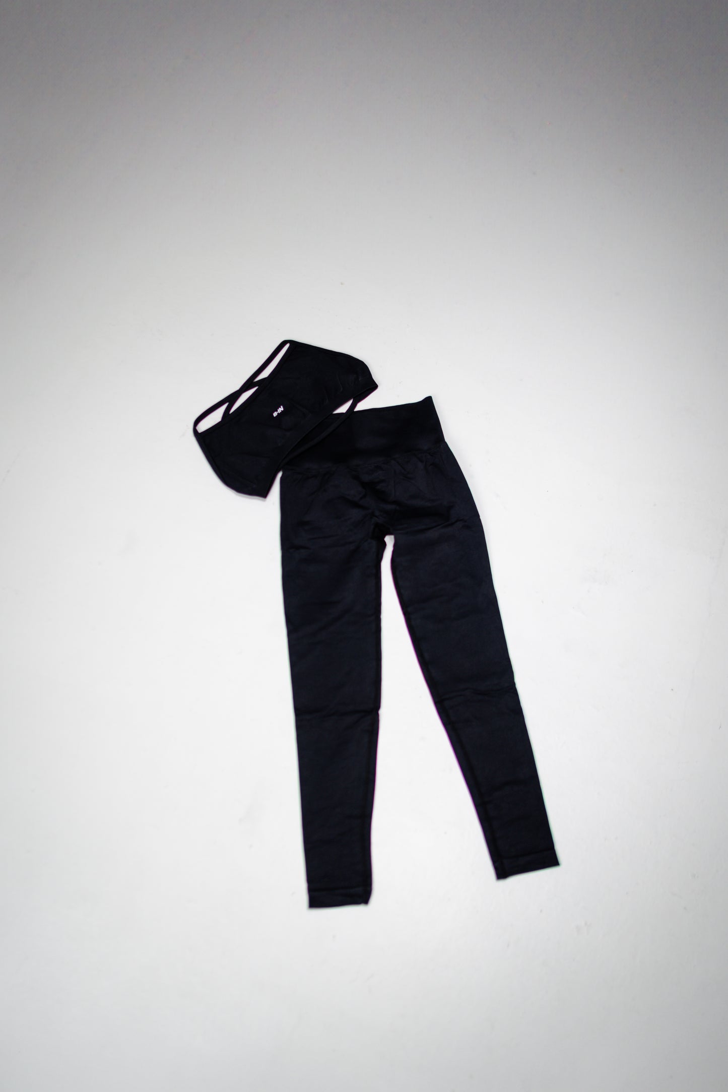 CONJUNTO / LEGGINGS Y TOP SIN ESPALDA NEGRO