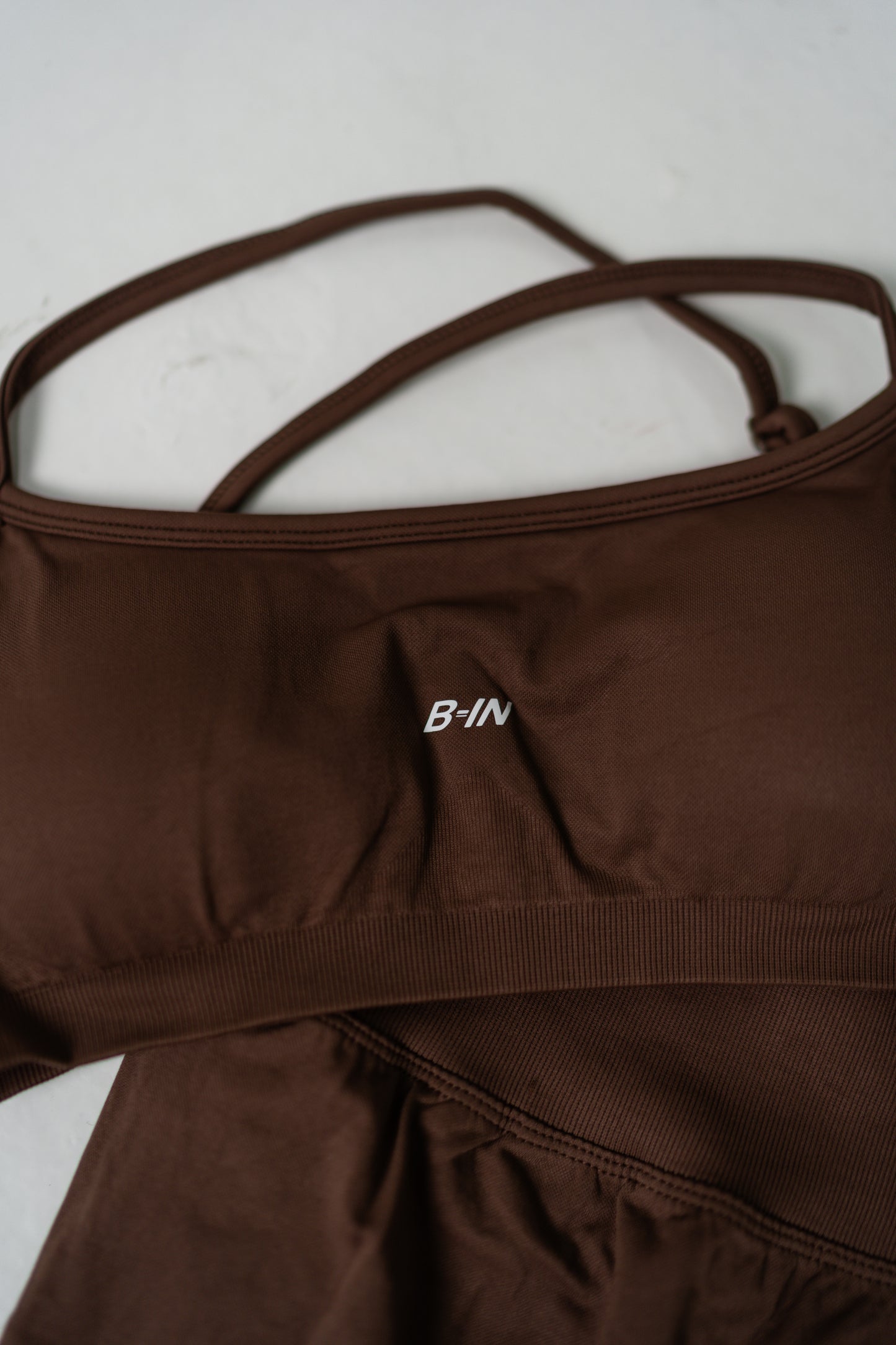 CONJUNTO / LEGGINGS Y TOP SIN ESPALDA CAFÉ