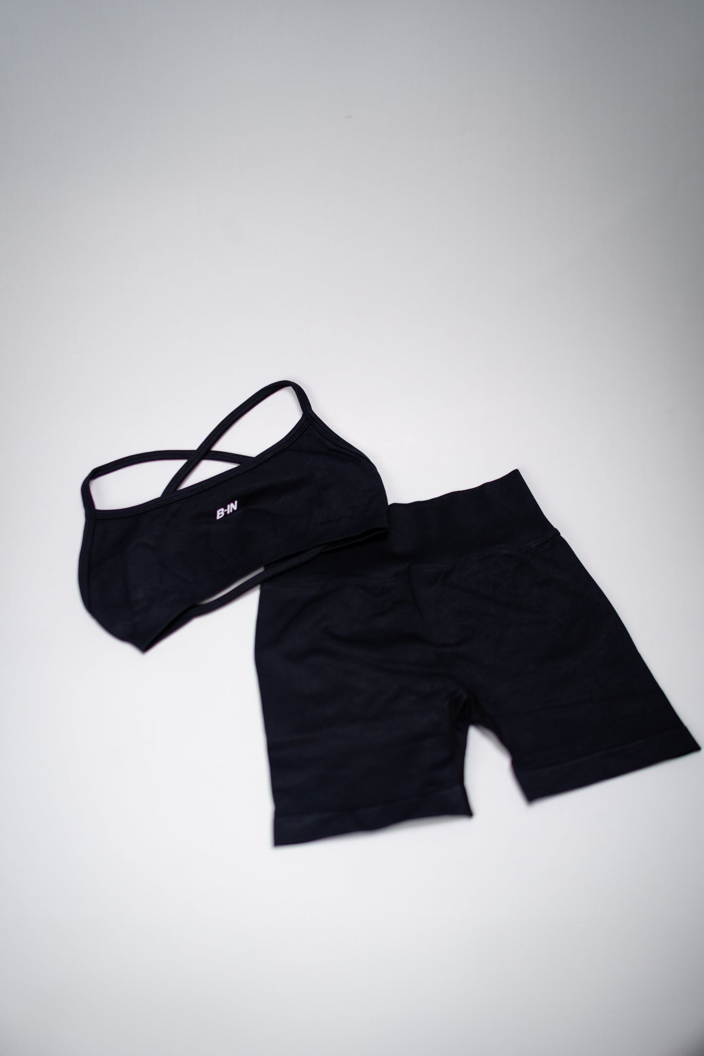 CONJUNTO / SHORTS Y TOP SIN ESPALDA NEGRO