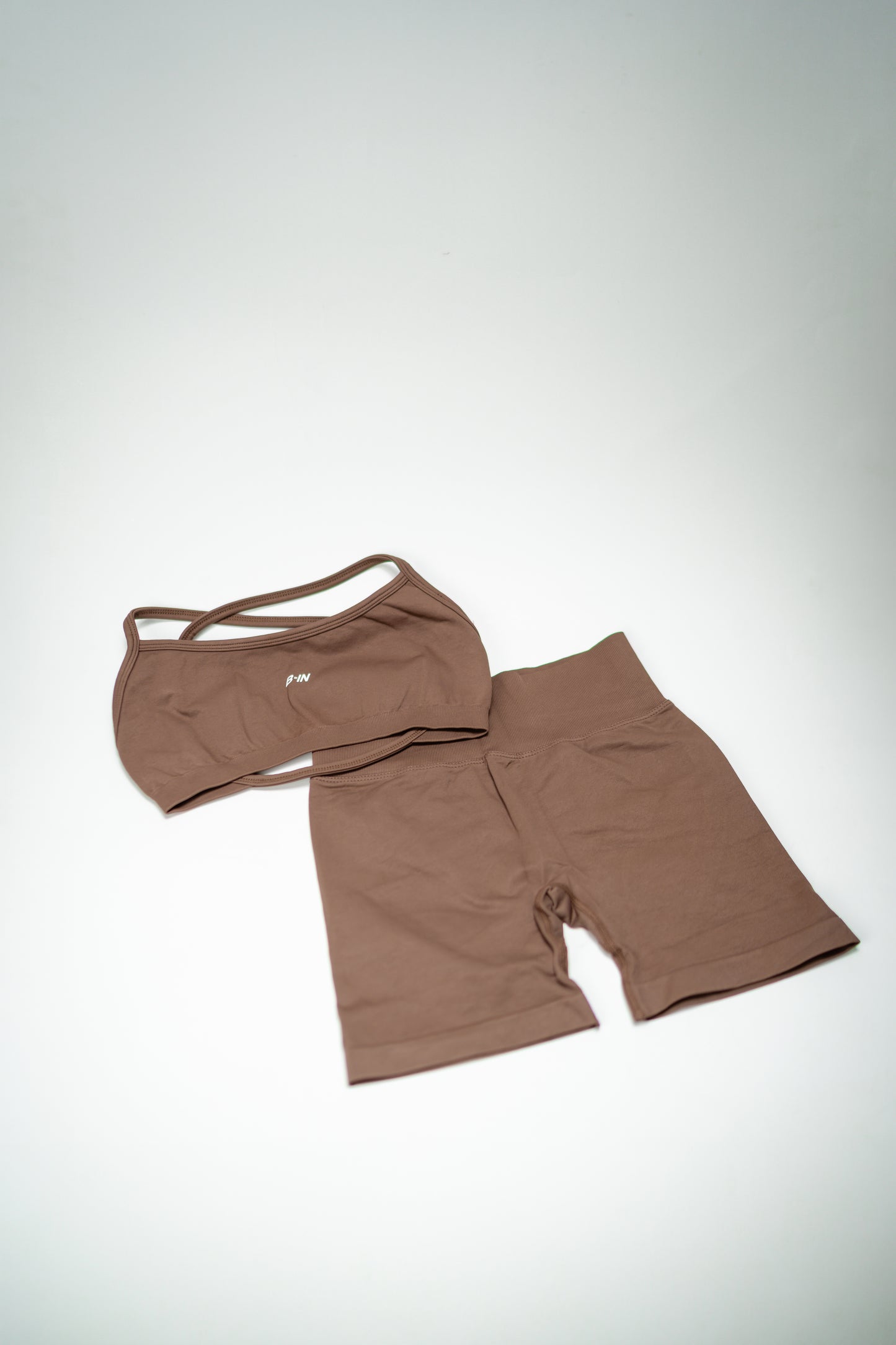 CONJUNTO / SHORTS Y TOP SIN ESPALDA CAFÉ