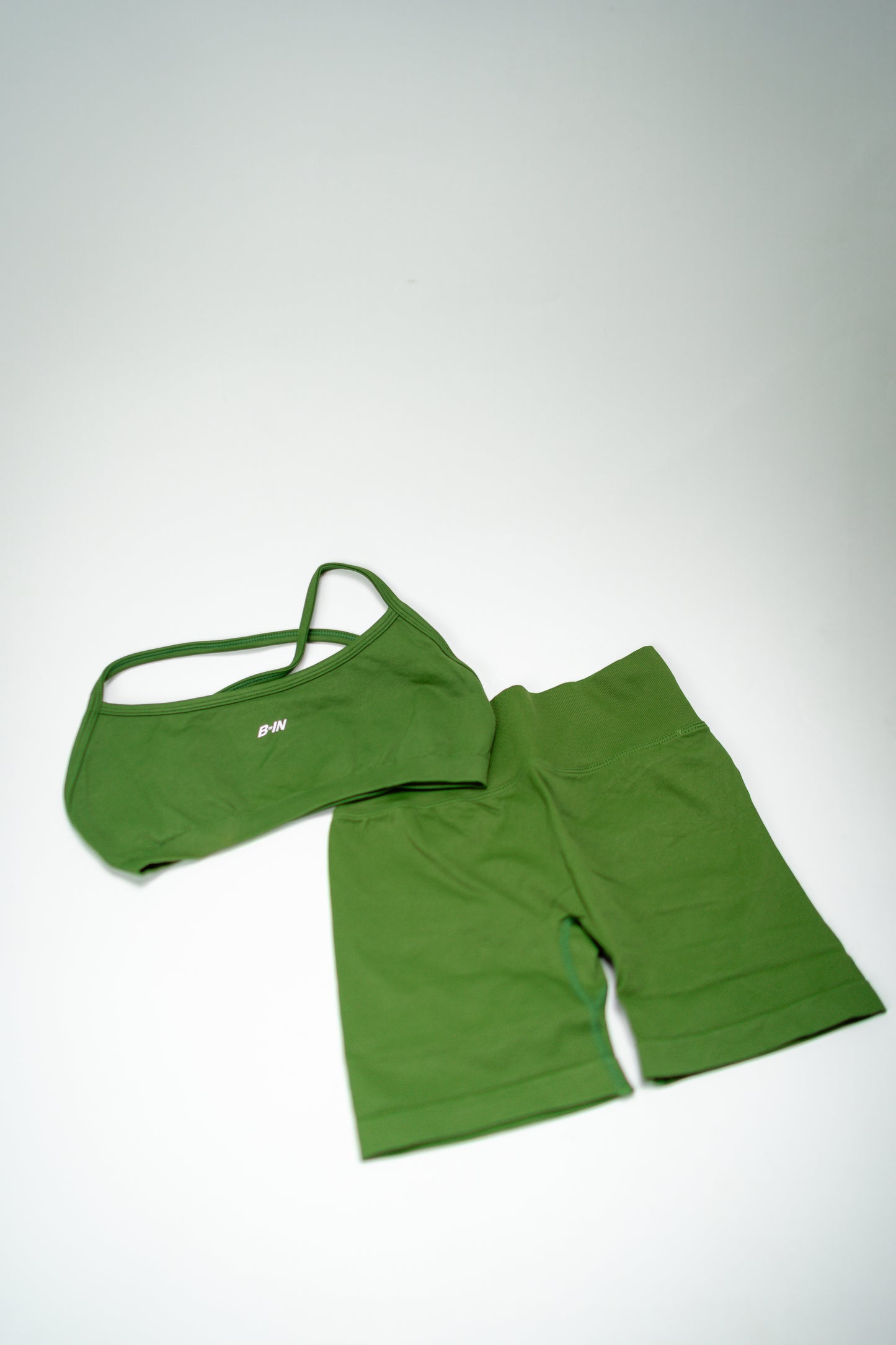 CONJUNTO / TOP Y SHORTS SIN ESPALDA VERDE