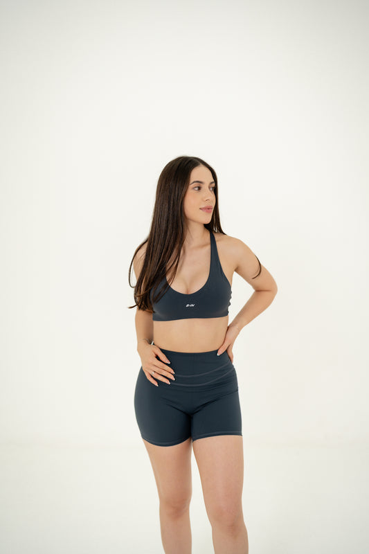 CONJUNTO. SHORTS Y TOP GRIS.