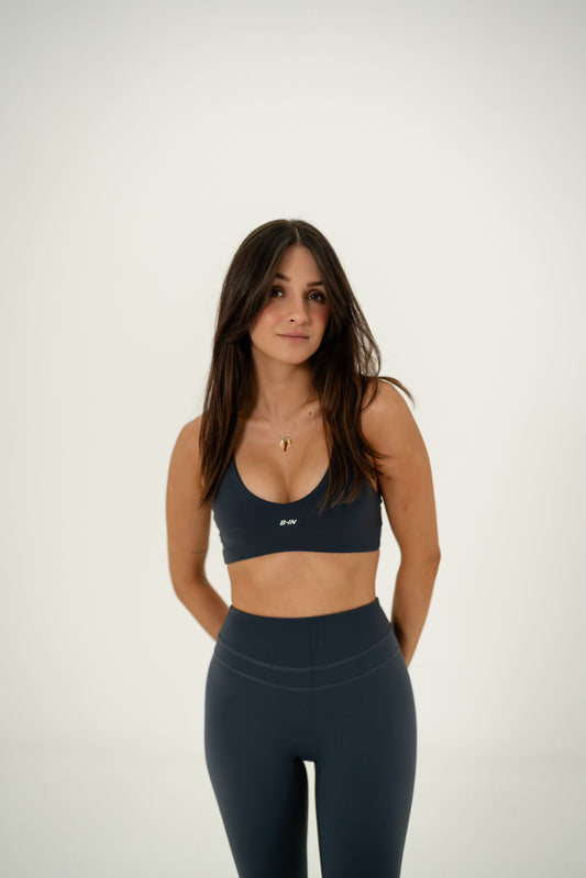 CONJUNTO. LEGGINGS Y TOP GRIS.