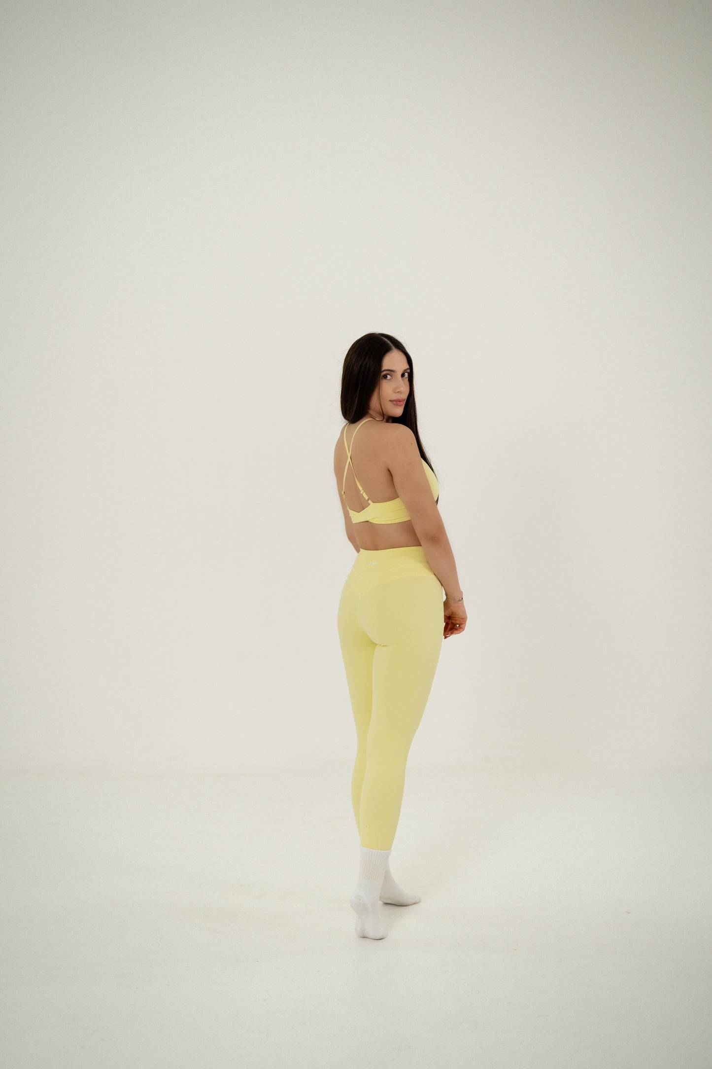 CONJUNTO. LEGGINGS Y TOP AMARILLO.