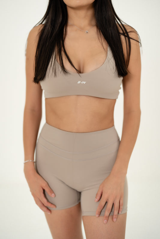 CONJUNTO. SHORTS Y TOP ARENA.