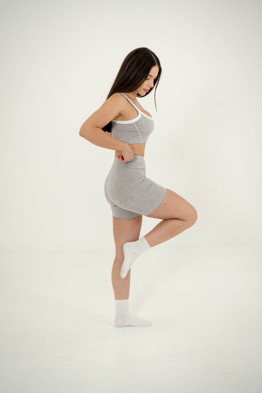 CONJUNTO SHORTS Y TOP GRIS