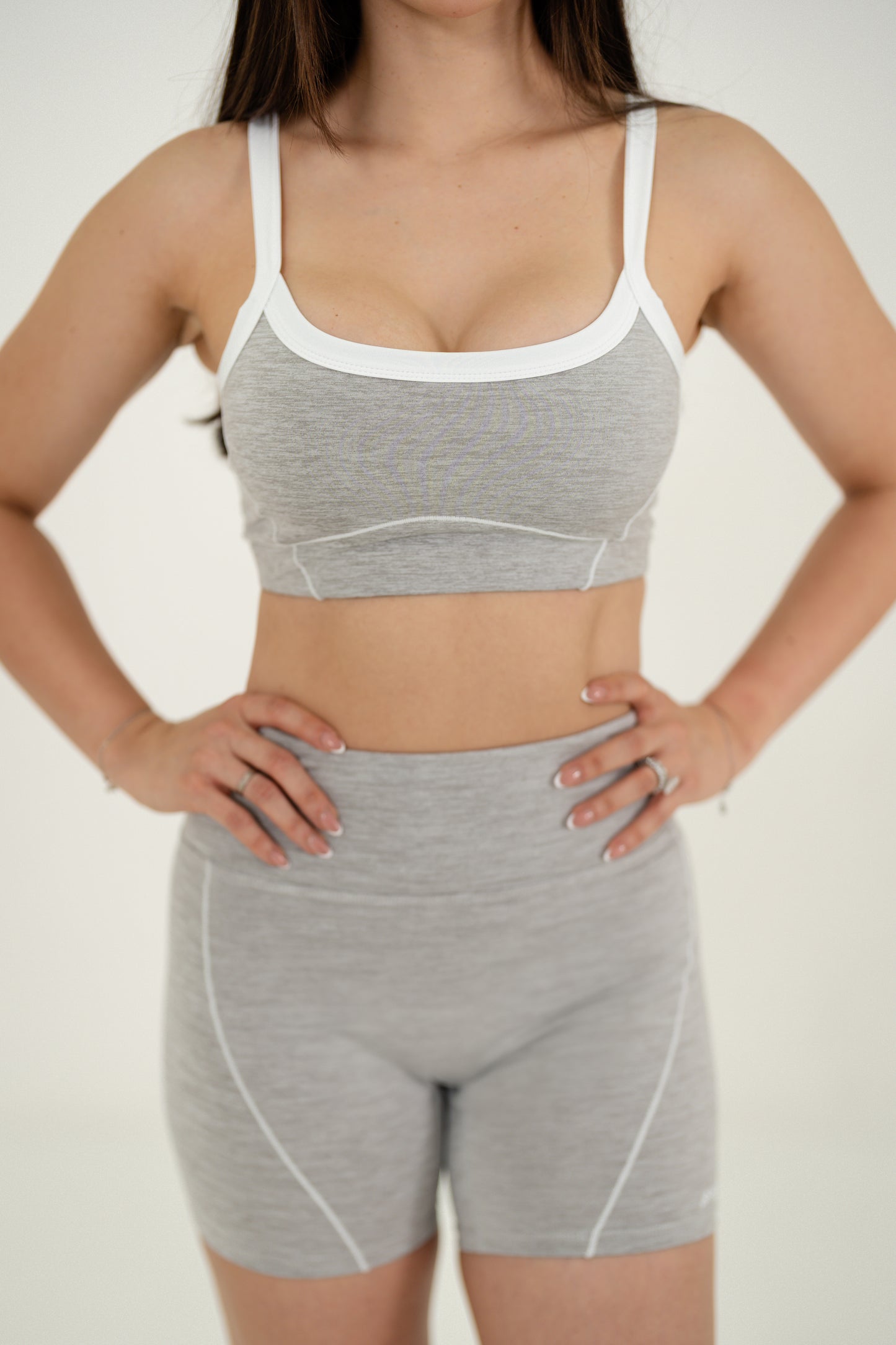 CONJUNTO SHORTS Y TOP GRIS