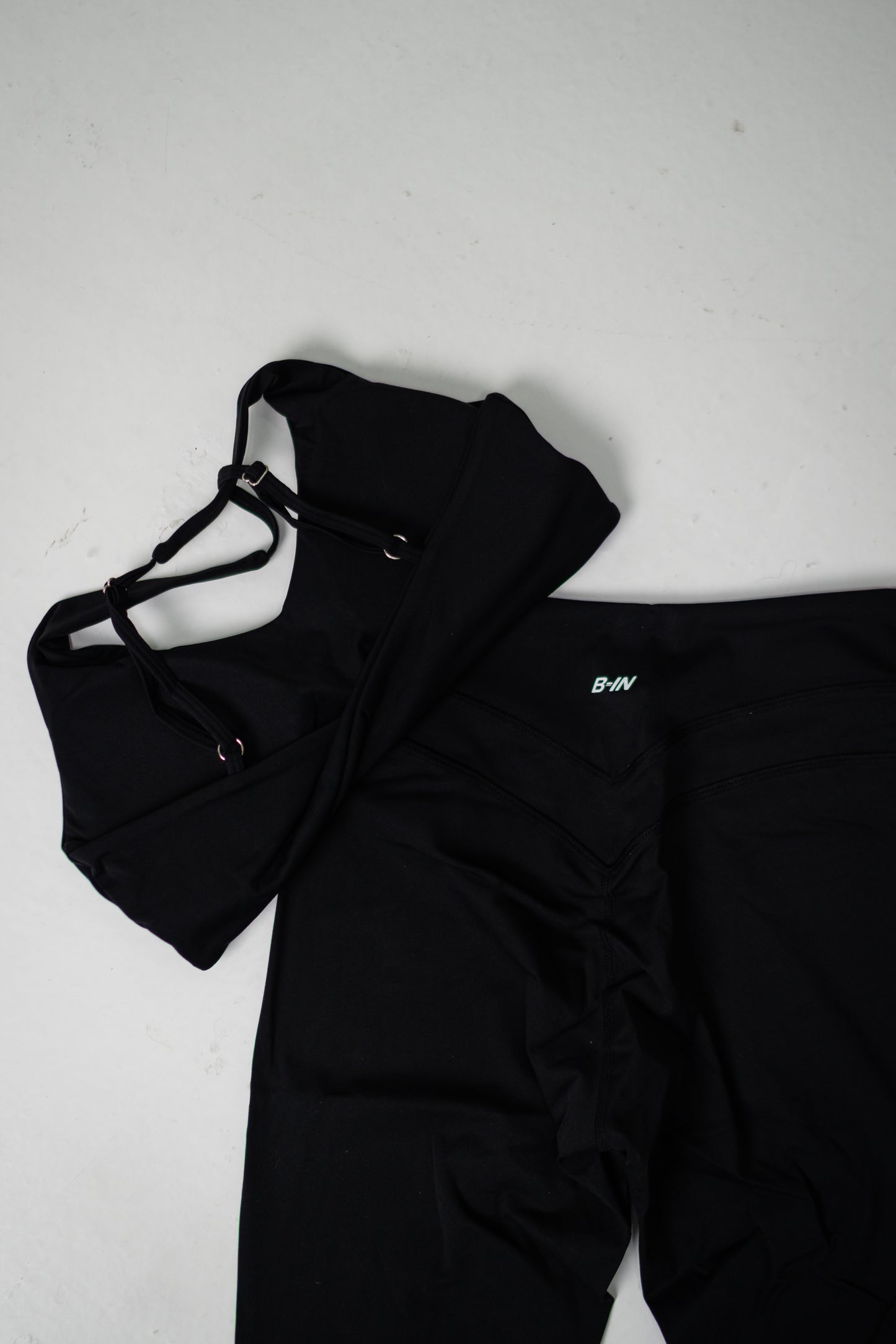 CONJUNTO. LEGGINGS  Y TOP NEGRO.