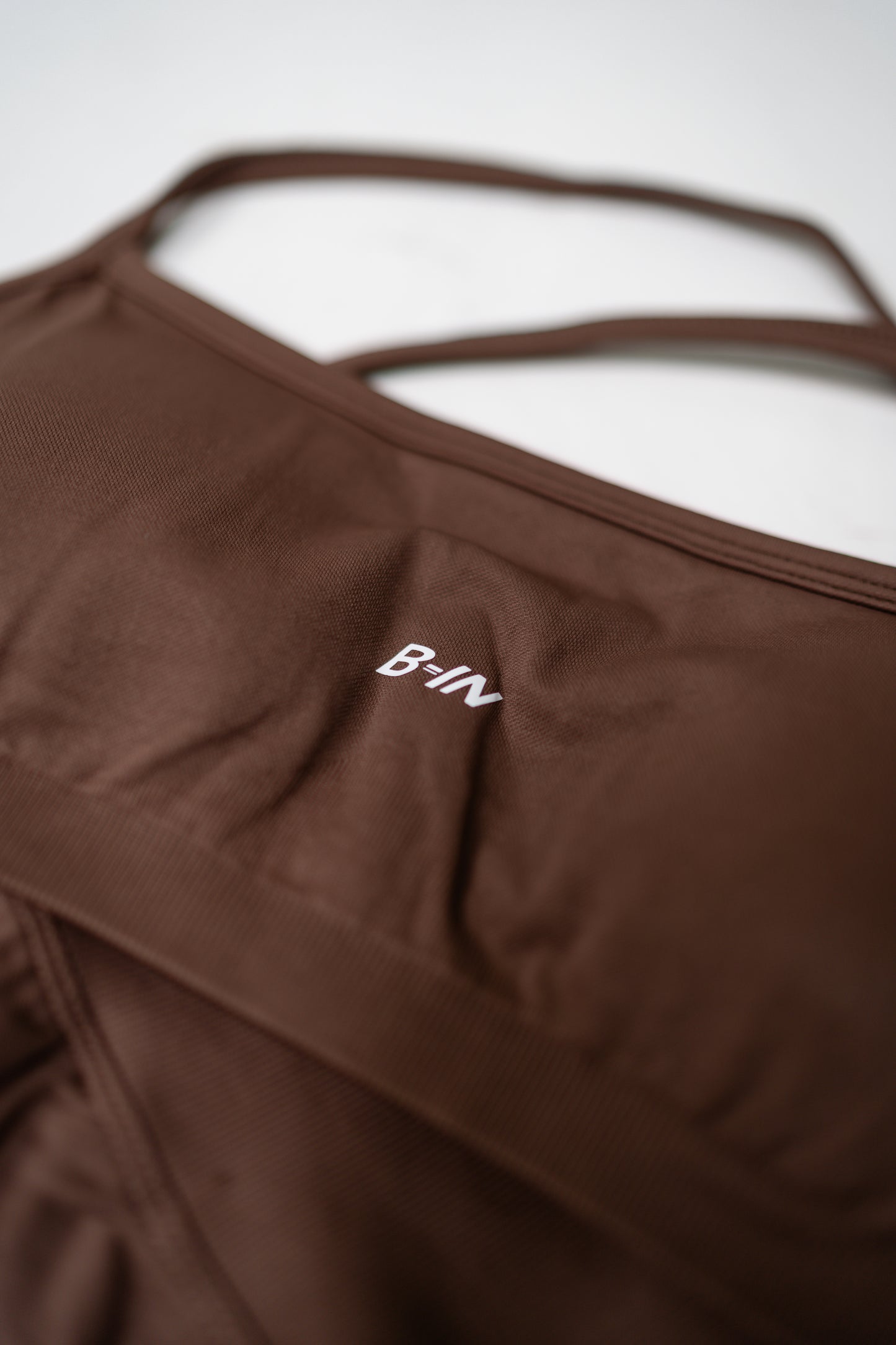 CONJUNTO / LEGGINGS Y TOP SIN ESPALDA CAFÉ