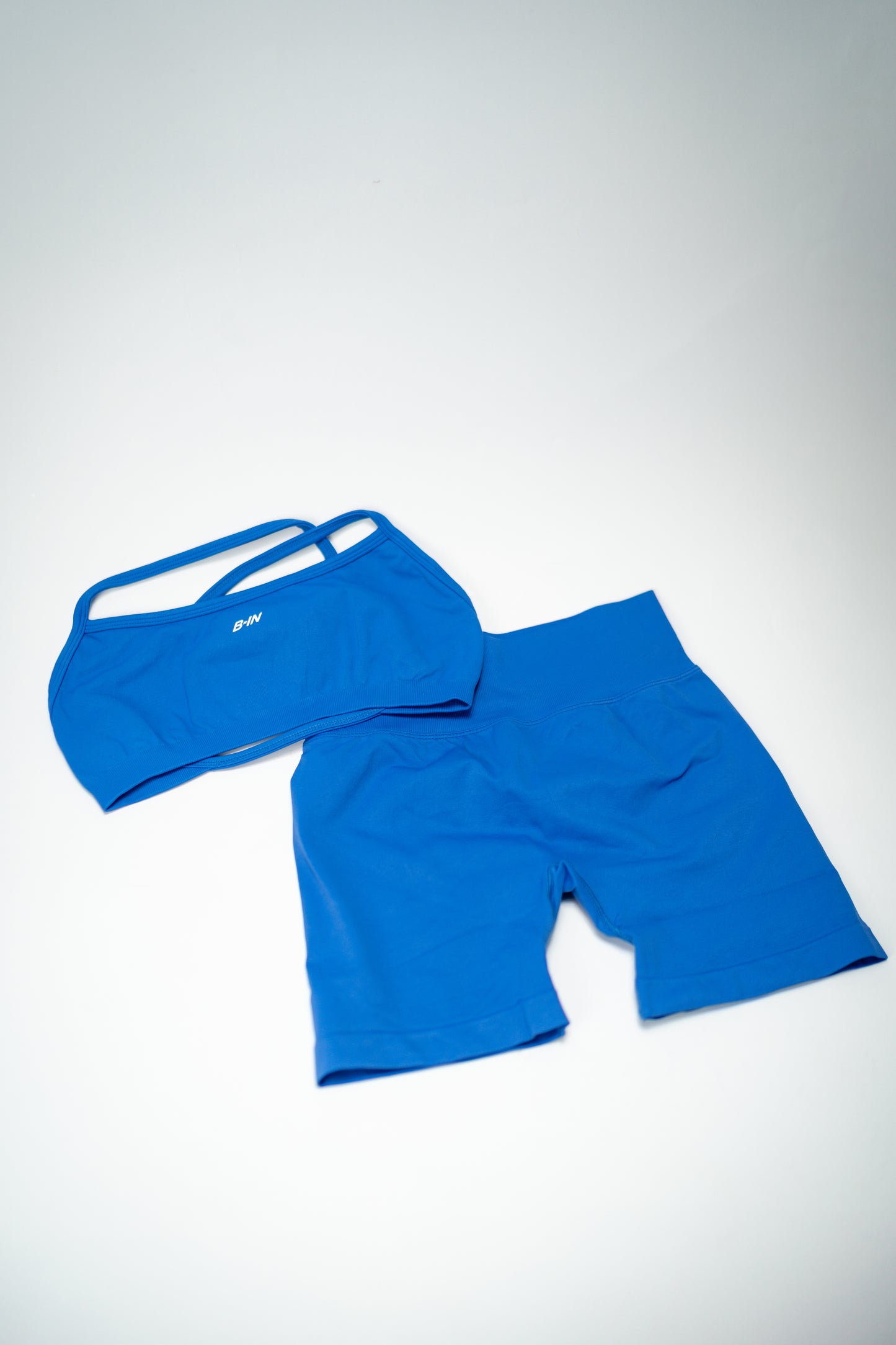 CONJUNTO / SHORTS Y TOP SIN ESPALDA AZUL REY