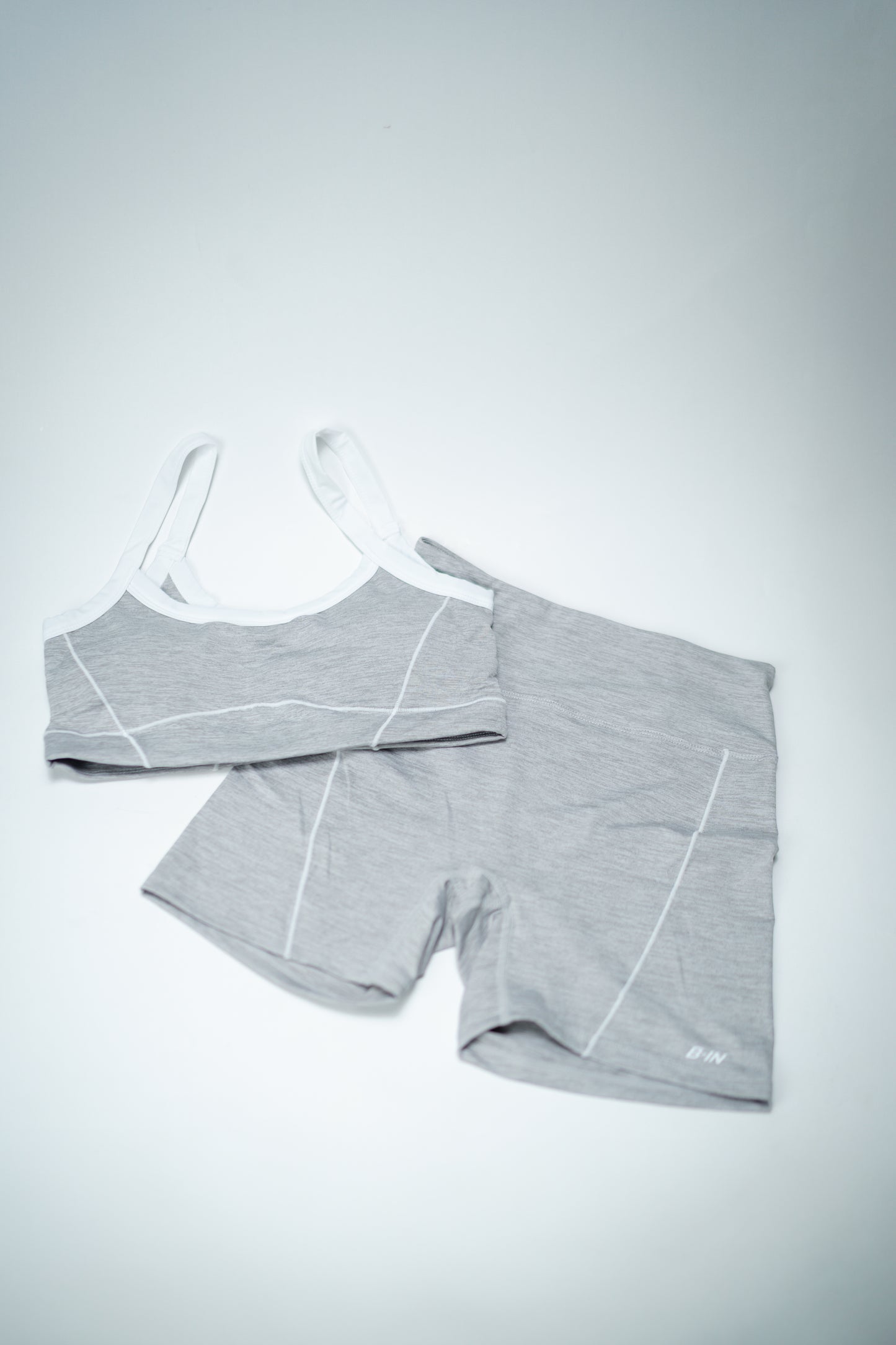 CONJUNTO SHORTS Y TOP GRIS